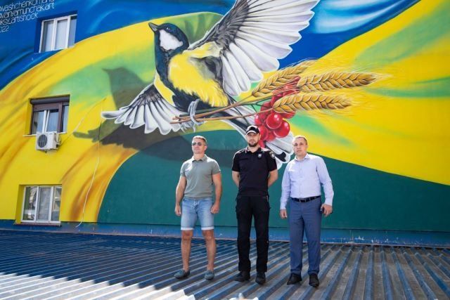 В Ужгороді на фасаді багатоповерхівки створили яскравий стінопис