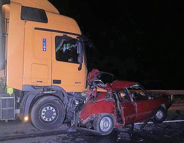 Грузовик на полном ходу протаранил AUDI на трассе Киев - Чоп - двое погибших 