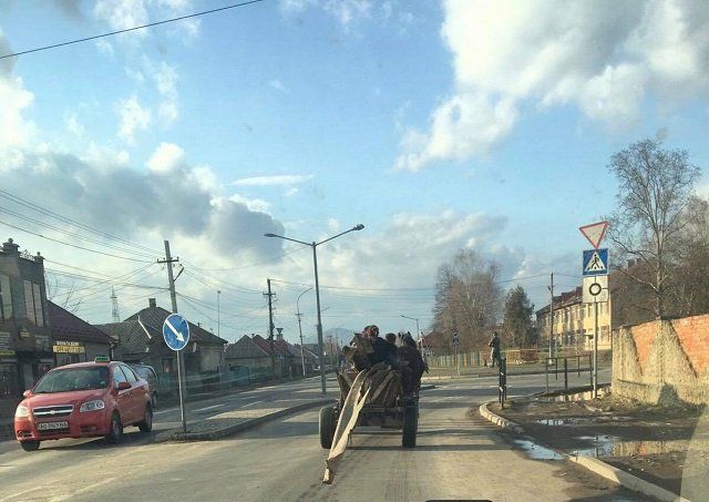В Закарпатье обнаглевшие ромы среди бела дня перевозили краденый дорожный отбойник 
