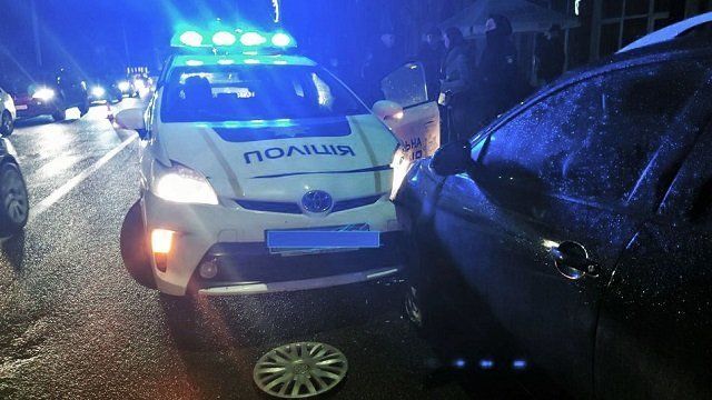 Авария в Ужгороде: Volkswagen Polo не пропустил на дороге патрульных с проблесковыми маячками