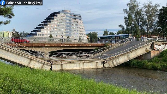 В Словакии мост рухнул, когда на нем находилась женщина 