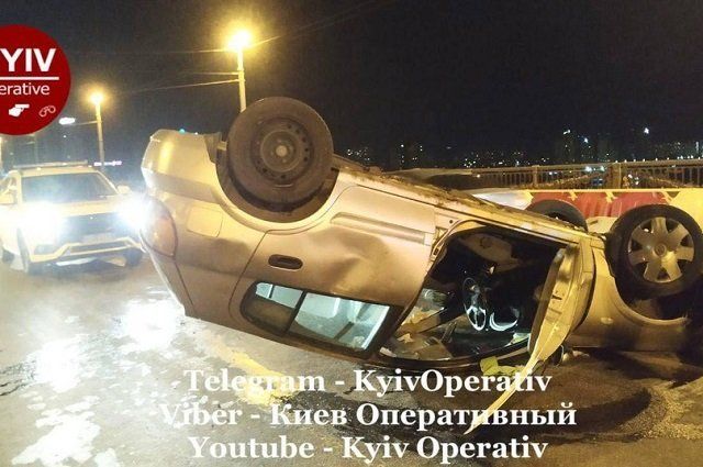 В Киеве дама в пьяном угаре на Nissan устроила неординарное ДТП с переворотом 