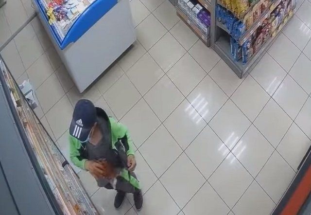 В Ужгороде дерзкий вор нагло обокрал магазин - видео опубликовали в сети