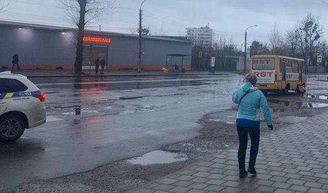 Жуткое ДТП во Львове: маршрутка на зебре сбила двух женщин - видео момента