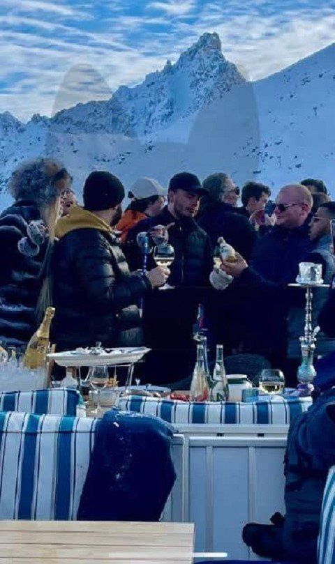 Е#аш их Вова : Мы пьем за победу шампанское в Альпах! 