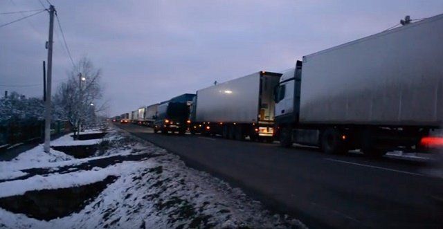Водители фур запасаются водой и едой: В Закарпатье на границе с Венгрией бесконечная очередь