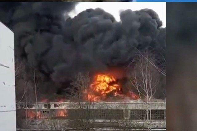 В России пылает алюминиевый завод, пожарные готовят поезд и самолеты