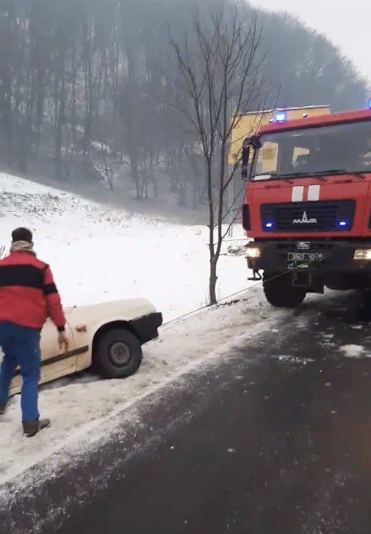 Авария в Закарпатье: ВАЗ слетел с дороги в кювет и перевернулся