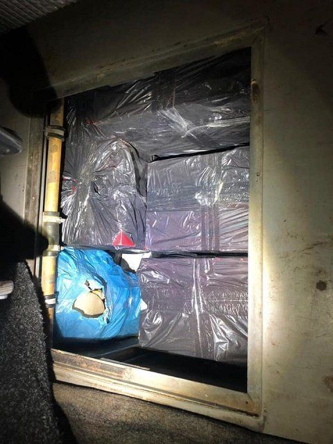 На КПП Ужгород в рейсовом автобусе Прешов - Мукачево обнаружили 4 тайника с контрабандой
