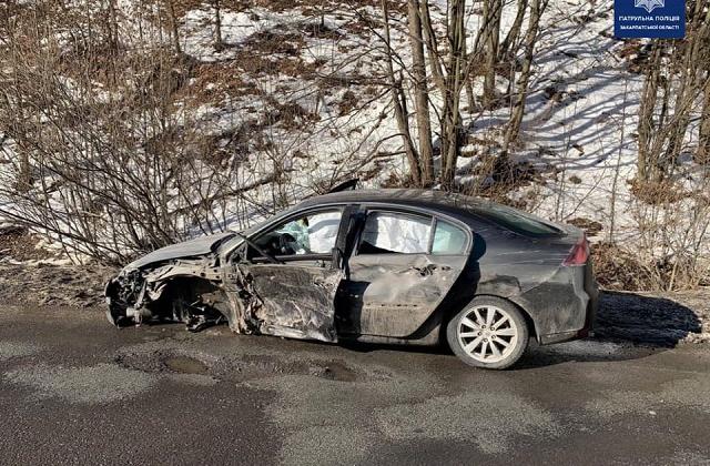 П'яна аварія на Закарпатті: на трасі Київ-Чоп Renault на повному ходу влетів у вантажівку