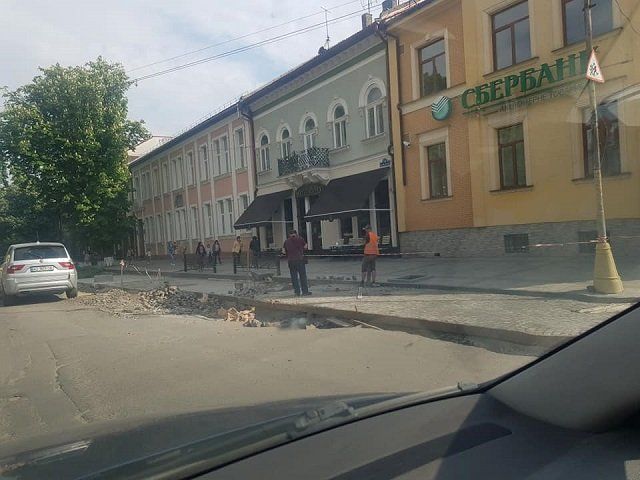 Жители областного центра Закарпатья в восторге от "скоростного" ремонта на площади Петефи