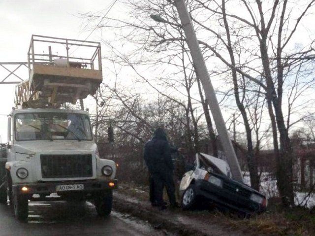 Авария в Закарпатье: ВАЗ влетел в электроопору, авто всмятку