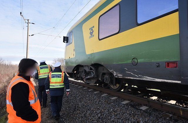  Серьезная авария в Венгрии: Opel на полном ходу влетел в скоростной поезд, авто в дребезги 