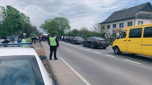 На Прикарпатье люди перекрыли дорогу Мукачево - Ивано-Франковск - Львов 