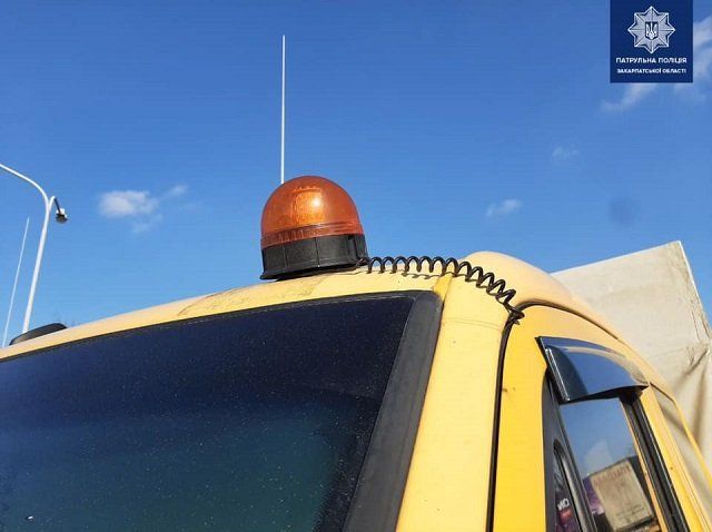 В Закарпатье полиция поймала "мажоров" на авто с мигалками 
