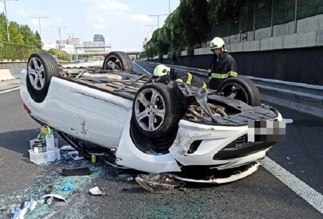 Результат тройного ДТП в Словакии: Разбитый Peugeot Cabrio перевернулся на крышу, два водителя травмированы