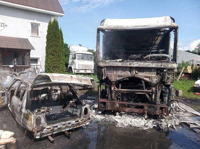 Два авто уничтожил огонь в Закарпатье, остались обугленные кузова