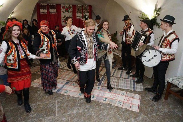 Гадания, танцы и кухня Закарпатья: Перформанс в замке «Паланок» Мукачево вызвал восторг