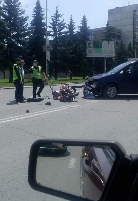 Мотоцикліст дивом залишився живий: Аварію в Ужгороді зафіксували відеокамери