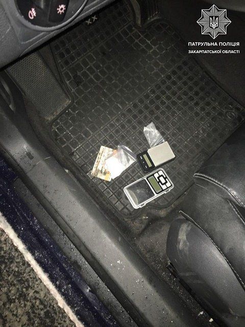 Нарвался на неприятности: В Ужгороде водитель пытался что-то скрыть в своем Volkswagen от патрульных