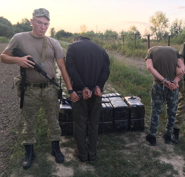 Контрабандисты из Закарпатья волокли в Венгрию около 5000 пачек сигарет 