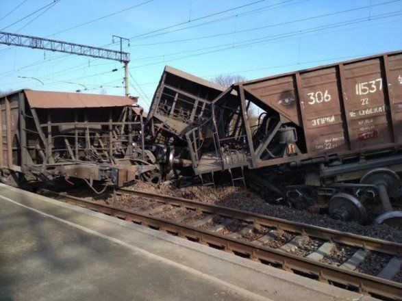 Поезд во Львовской области сошел с рельс: движение на перегоне нарушено