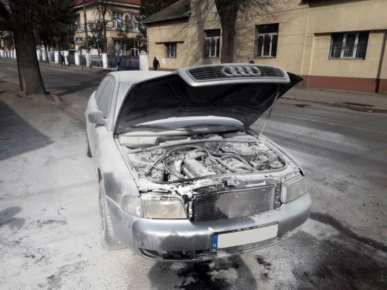 В Закарпатье во время поездки загорелся автомобиль 