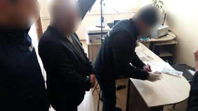 На Закарпатье задержали на взятке чиновника ГМС