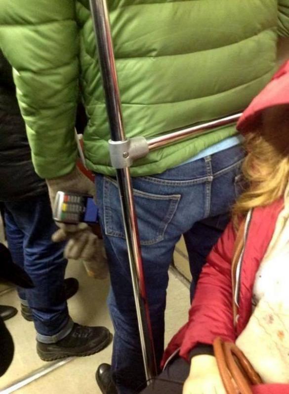 В сети показали, как в Киевском метро крадут деньги с карточек