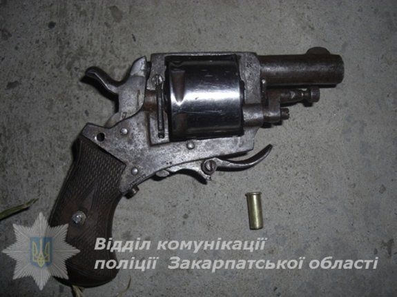 Закарпатские полицейские изъяли револьвер у пьяного револьвер