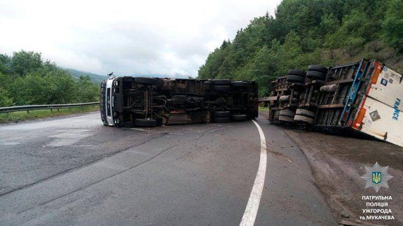 На трассе Киев-Чоп на боку лежит камион