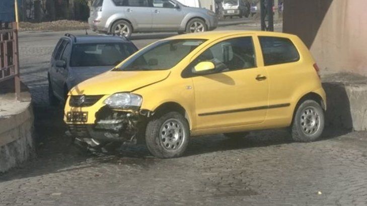 Закарпаття. В Ужгороді на переїзді на Анкудінова автівка вдарилась у відбійник