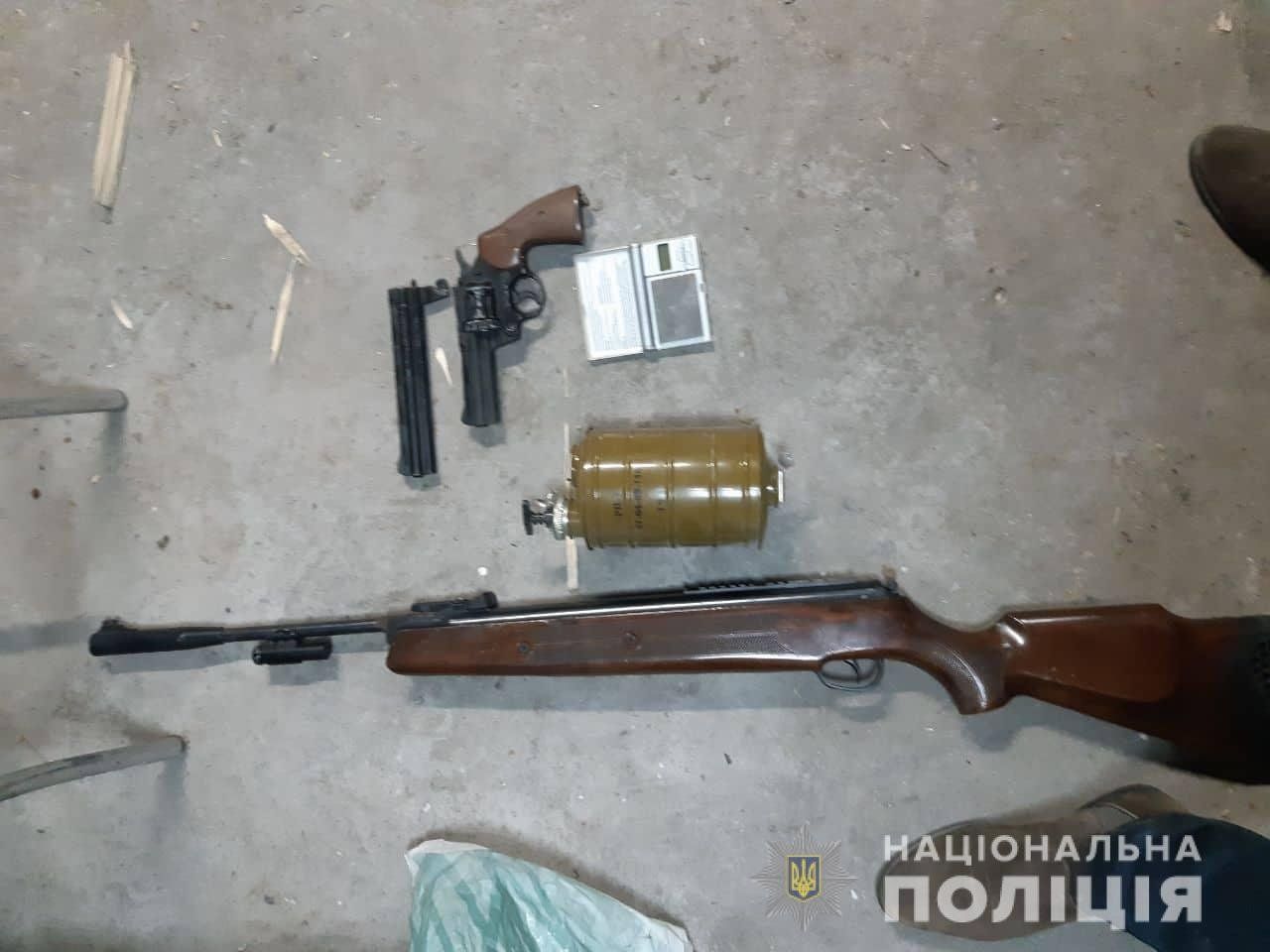 Поліція Закарпаття вилучила в жителя села Галоч біля Ужгорода зброю, вибухівку та наркотики