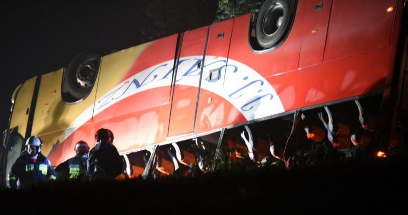 Автобус з українцями зipвався у 30-метрову прipву в Польщі: є зaгиблі, серед них дiтиАвтобус з українцями зipвався у 30-метрову прipву в Польщі: є зaгиблі, серед них дiти
