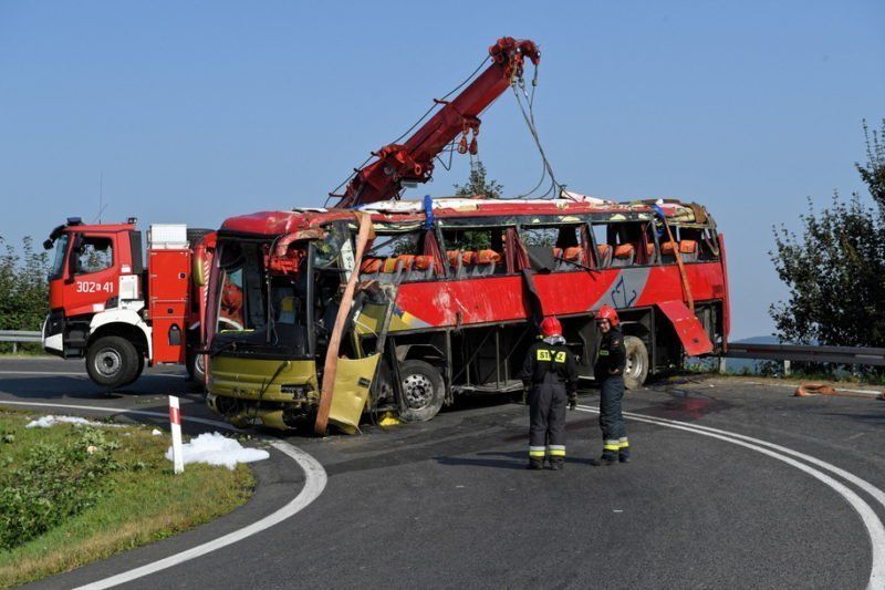Автобус з українцями зipвався у 30-метрову прipву в Польщі: є зaгиблі, серед них дiти