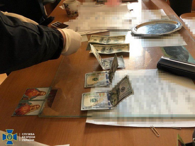 Взяточник погорел: В Закарпатье жадным чиновникам деньги затуманивают рассудок