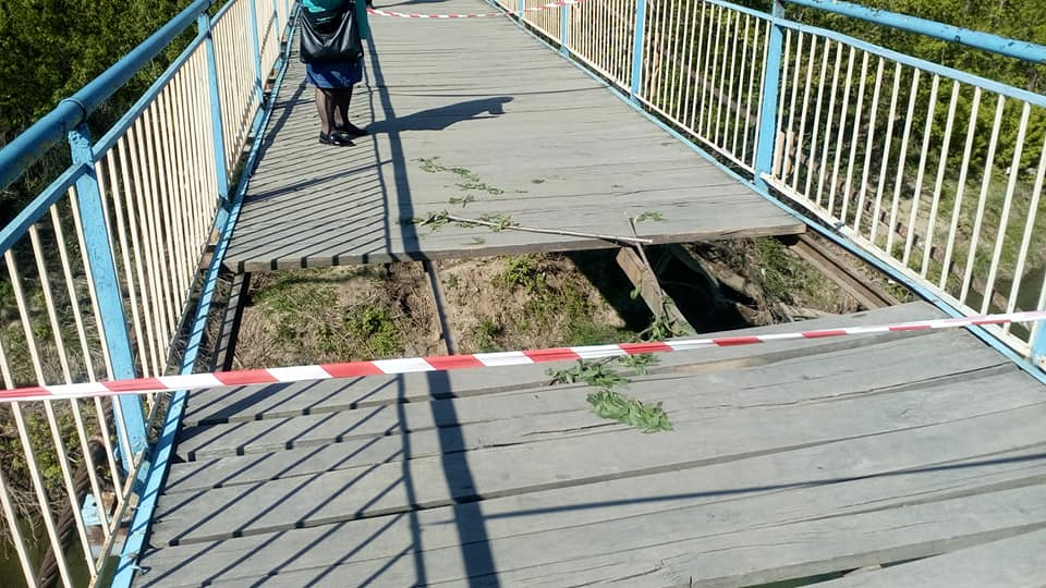 В Ужгороде невозможно перейти мост из-за огромной дыры