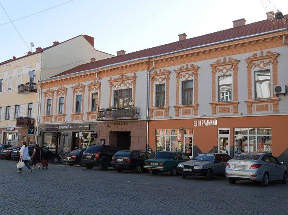 В Ужгороде на площади Петефи реконструируют фасады и крыши