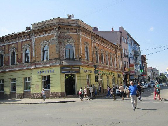 В Ужгороде на площади Петефи реконструируют фасады и крыши