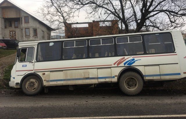 На Закарпатье рейсовый автобус оказался в кювете