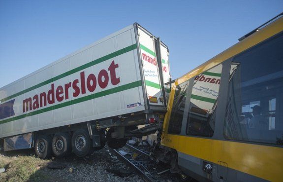 В Словакии поезд столкнулся с камионом