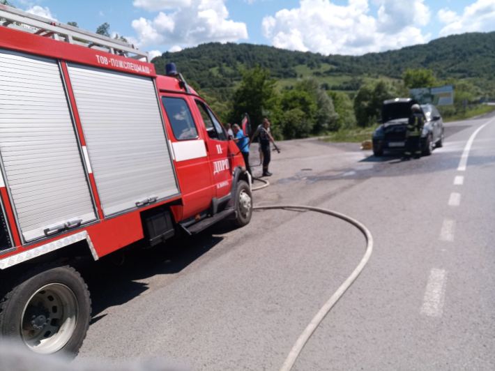 Автомобиль экстра- класса вспыхнул на трассе в Нижних Воротах в Закарпатье