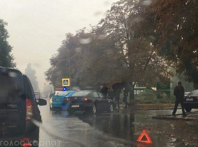У столиці Закарпаття біля АЗС не розминулися дві автівки — водія однієї з них "занесло"