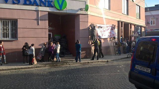 Пострадавшие клиенты забаррикадировали шинами вход в "VS Bank" в Мукачево
