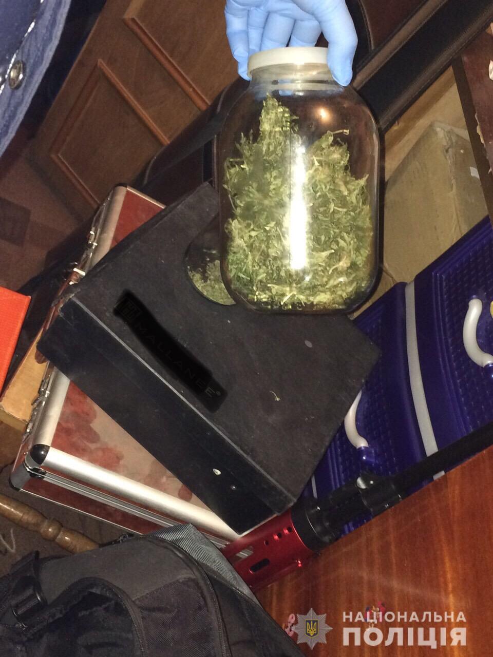 Під час обшуку будинку мешканця Закарпаття поліція знайшла дві банки з марихуаною