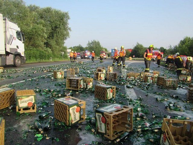 В Чехии фура «разбросала» по дороге сотни ящиков с пивом