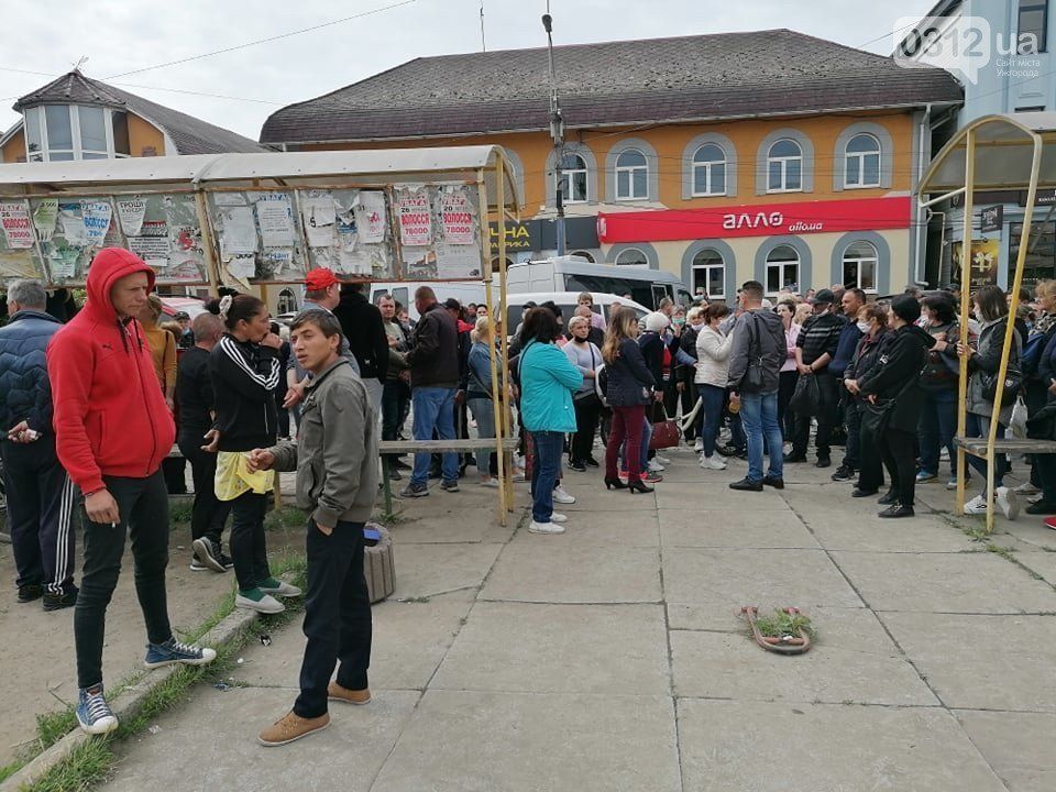 В Закарпатье у обвалившегося кинотеатра начался протест
