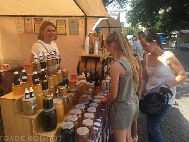 В Ужгороде стартовал фестиваль закарпатского меда "Медовый спас"