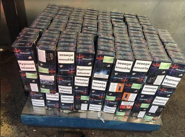 Митники Закарпаття знайшли 360 пачок цигарок у п’ятому колесі іномарки громадянина Угорщини