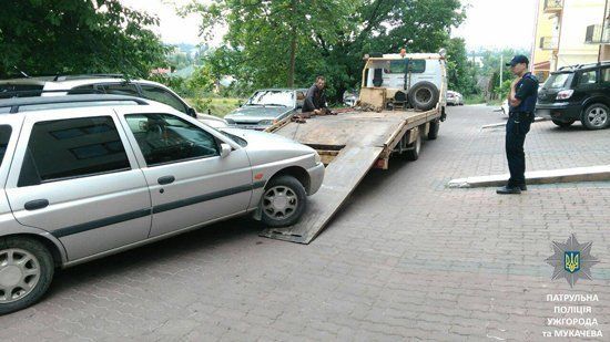 Ужгородские патрульные эвакуировали авто за неправильную парковку
